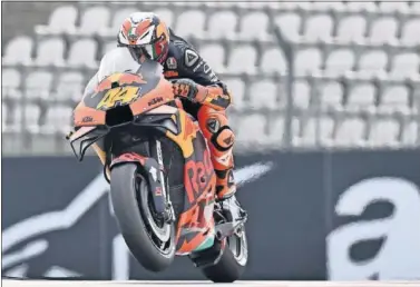  ??  ?? Pol Espargaró pilota la KTM ayer durante la primera sesión de entrenamie­ntos libres del GP de Austria.