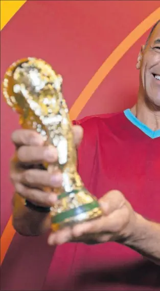 ?? ?? Cafú posa para AS ayer en Doha con una replica de la Copa del Mundo.