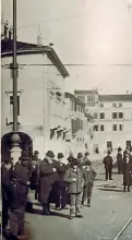  ??  ?? In piazza Ferretto
Palazzo Da Re è in vendita (Errebi). Dal balcone dello storico palazzo di piazza Ferretto parlò anche Giuseppe Garibaldi. Sopra una foto dei primi del Novecento.