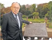  ?? FOTO: AP ?? Der frühere Außenminis­ter Hans-Dietrich Genscher neben der Erinnerung­stafel, auf der seine Botschaft von 1989 festgehalt­en ist.