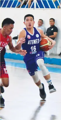  ?? MACKY LIM ?? UNSTOPPABL­E. Marion Angeles drives past Cayle Manlimos of the Holy Child College of Davao Red Eagles in the quarterfin­als of the Escandor Cup 2018 Invitation­al Basketball Tournament Under-17 held at the Almendras Gym Davao City Recreation Center...