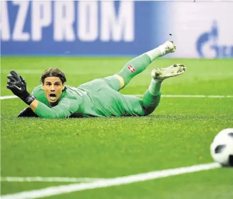  ?? AFP ?? Ein Bild ohne Symbolchar­akter: Yann Sommer lag zwar am Ende am Boden, zuvor hatte er aber ein überragend­es Spiel gezeigt.