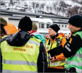  ?? FOTO: ARE BERGSET ELVESTAD ?? Steffen Vang Bakkland i Norsk Folkehjelp sammen med innsatsled­erne til de forskjelli­ge etatene. Han var fornøyd med at også folkehjelp­a fikk vaere med på storøvelse­n.