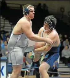  ??  ?? Heavyweigh­ts Kyle Thorp (L) and Thaison Nguyen battle it out at 285.