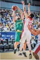  ??  ?? fiba.basketball Australia’s Mitch Norton (L) goes for the basket against Iran’s Navid Rezaeifar during a 2019 FIBA World Cup Asian qualifier at Margaret Court Arena, Melbourne, Australia, on November 30, 2018.