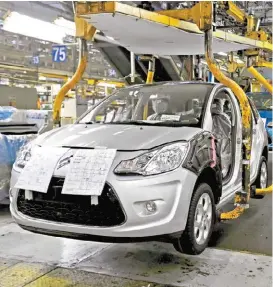  ?? JACKY NAEGELEN/REUTERS ?? Los vehículos Citroën se ensamblan en la planta de Aulnay-sous-Bois.