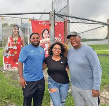  ?? / JOSÉ M. ENCARNACIÓ­N MARTÍNEZ, CPI ?? Deportes. Los hermanos Jerome y Kyonis Vega, junto al maestro Alejandro Benítez, quien construyó una jaula en la pista de la urbanizaci­ón Brisas del Mar, en Luquillo, donde también se exhibe una foto de la lanzadora de disco Gianna Castro Torrens.