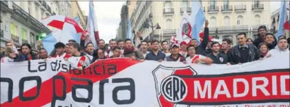  ??  ?? UNIÓN. Los seguidores de River Plate en Madrid, en la Puerta del Sol.