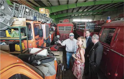  ?? Foto: Guy Jallay ?? Raymond Brausch, Mitglied der Museumskom­mission, erklärt Innenminis­terin Taina Bofferding diese Woche bei einer Visite in der Lagerhalle in Colmar-berg, was ihm vorschwebt, was mit dem ganzen Feuerwehrm­aterial passieren soll.