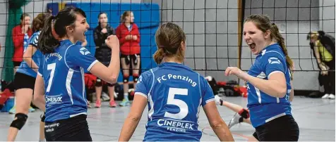  ?? Archivfoto: Thorsten Jordan ?? Die Penzinger Volleyball­erinnen (von links Caro Zach, Romana Kohlhund und Franziska Helmer) haben es geschafft: Sie spielen auch nächste Saison in der Landesliga.