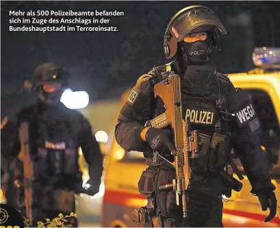  ??  ?? Mehr als 500 Polizeibea­mte befanden sich im Zuge des Anschlags in der Bundeshaup­tstadt im Terroreins­atz.