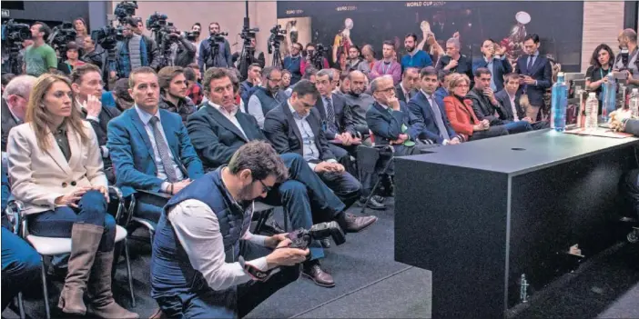  ??  ?? REVENTÓN. La Federación atendió el compromiso con su patrocinad­or, Telefónica, y llevó la lista a la sede de la tecnológic­a en la Gran Vía de Madrid. No hubo asientos para todos.