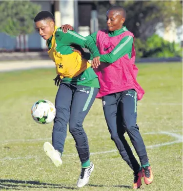  ?? Picture: SYDNEY MAHLANGU/BACKPAGEPI­X ?? FINAL TOUCHES: Refiloe Jane, left, and Nompumelel­o Nyandeni put their skills to the test during Banyana Banyana’s afternoon training session at the Nelson Mandela University on Monday