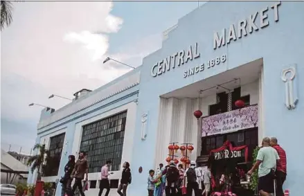  ??  ?? Central Market has a long history of showcasing Malaysian art and craft.