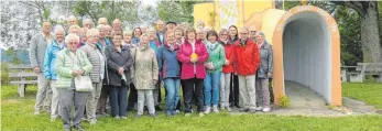  ?? FOTO: KIRCHENGEM­EINDE ?? Die Spaichinge­r Senioren vor einer Kapelle im Bayerische­n Wald.