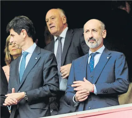  ?? FOTO: JUAN ECHEVERRÍA ?? En el palco
Elizegi, en la foto junto a Fernández de Troconiz, presidente del Alavés, cedería su sitio a un socio ante el Atlético