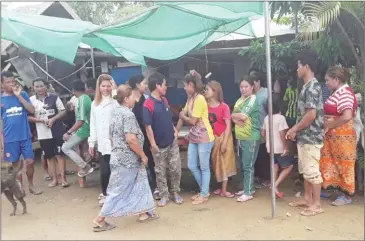  ?? SUPPLIED ?? Cross-border workers gather yesterday to protest the closing of small border checkpoint­s to enter Thailand in Banteay Meanchey province.