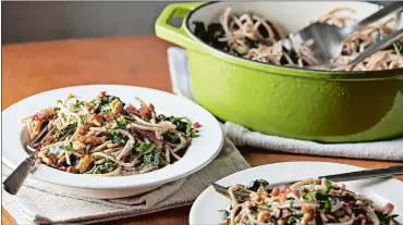  ?? PHOTO BY TOM MCCORKLE FOR THE WASHINGTON POST ?? Pasta with goat cheese, spinach and walnuts