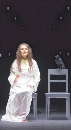  ?? FOTO: MONIKA RITTERSHAU­S ?? Starker Auftritt: Tatjana Serjan verkörpert die machthungr­ige Lady Macbeth in all ihren Facetten.