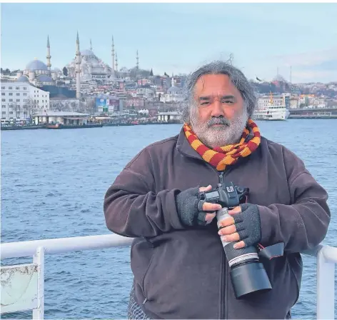  ?? FOTO: MURAD SEZER ?? Yörük Isik steht mit seiner Kamera auf einer Fähre. Er hält Ausschau nach Schiffen, die auffallen.