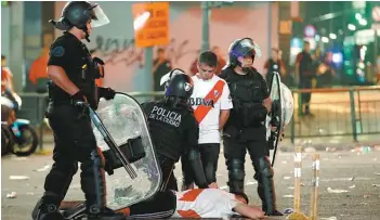  ?? | AGUSTIN MARCARIAN/REUTERS ?? Polícia prende torcedores do River Plate em noite de festa e bagunça em Buenos Aires