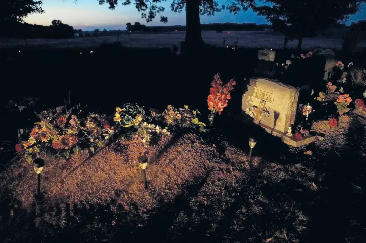  ?? BRYNN ANDERSON/AP PHOTOS ?? David Guess’ grave is seen June 23 in Athens, Ala. The death in March of Guess, a 51-year-old small-town father of four, began with an argument over a car part.