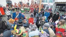  ??  ?? Alles Gute kommt von oben... – zum Geburtstag der Gelbsucht, der Löwen und des kleinen Gole wurde das Geschenk per Kran „eingefloge­n“. Die Kinder konnten sich unter Aufsicht des Büttels bedienen.