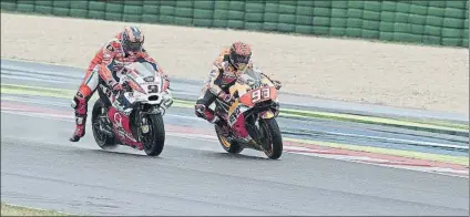  ?? FOTO: GETTY ?? Marc Márquez tomó el liderato en la frebnada de la curva 1. Su objetivo era dejar atrás a Dovi y, si podía llevarse el triunfo, mejor