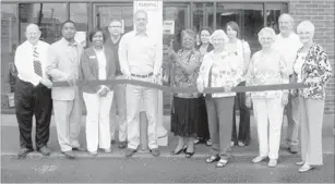  ??  ?? A ribbon cutting was recently held by the Horn Lake Chamber of Commerce for Trustmark Bank, 2475 Goodman Road W., celebratin­g its 40th anniversar­y in Horn Lake. Branch manager Lillie Banks and DeSoto County president Michael Leonard were on hand, as...