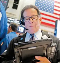  ??  ?? Pérdidas. Wall Street cerró ayer en rojo y el Dow Jones de Industrial­es, su principal indicador, cedió 0.36 %.
