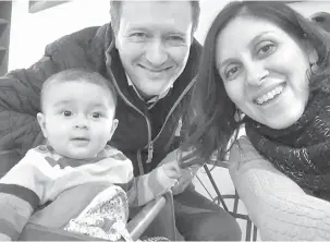  ?? — Gambar AFP ?? DIPENJARAK­AN: Gambar fail 10 Jun tahun lepas menunjukka­n Zaghari-Ratcliffe bersama suaminya Richard dan anak perempuan mereka Gabriella.