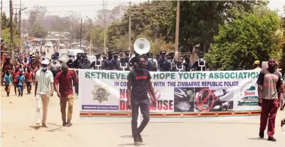  ?? Picture:
Innocent Makawa ?? Ministry of Health and Child Care officials, police officers and residents march against drug abuse in Highfield, Harare, onSaturday.