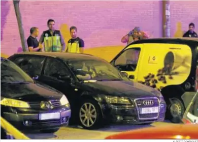  ?? ALBERTO DOMÍNGUEZ ?? La Policía Nacional de Huelva custodia el coche en cuyo maletero apareció el cadáver en mayo de 2016.