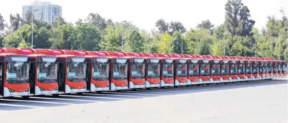  ??  ?? Los buses eléctricos del Transantia­go tienen previsto operar desde mañana.