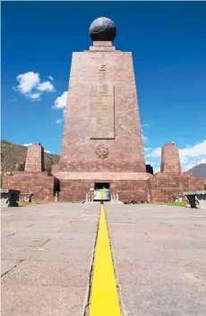  ??  ?? En 1936, el geógrafo ecuatorian­o Luis Tufiño, construyó un monumento de 10 metros de alto en San Antonio de Pichincha. En 1979, fue trasladado siete kilómetros al oeste, a la ciudad de Calacalí.