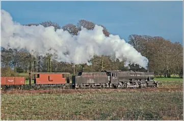  ?? Nikon D7000 with AF-S 18-105mm lens at 40mm. 1/640 sec F/5 ISO 250 ?? Ï
Even a dirty locomotive can reflect the sun when it is low enough. Stanier 8F 2-8-0 No. 48624 is on the 3.30pm departure from Loughborou­gh and passes Woodthorpe on February 1, 2015, during the winter gala. A housing estate has since been built at this particular location.