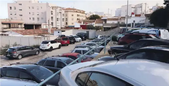  ?? Foto: Ángel García ?? Auf den wenigen freien Parkplätze­n in Calp stapeln sich die Autos – Gesperrte Straßen verringern das Angebot weiter.