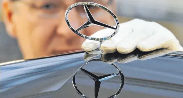  ?? FOTO: THOMAS KIENZLE/DPA ?? Das Daimler-Werk in Untertürkh­eim hat Symbolchar­akter. Jetzt sollen Tausende von Stellen gestrichen werden.