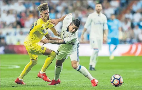  ?? DANI DUCH ?? Castillejo trata de frenar el avance del madridista James