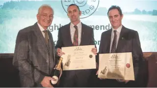  ??  ?? Richard Gould (centre) receives a Purdey award watched by David Gower (left) and Christophe­r Wilson