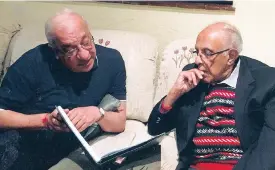  ??  ?? REMINISCIN­G: Ramesh Vassen with Ahmed Kathrada.
