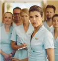  ??  ?? Anke Engelke ist in die Schwestern-Uniform geschlüpft