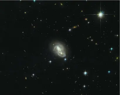  ??  ?? Imagen del Hubble donde se muestra la galaxia IRAS 06076-2139, formada por dos galaxias que se canibaliza­n