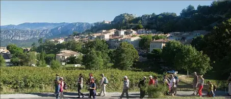  ?? (Photo DR) ?? Des randonneur­s au pied du village d’Aiguines, avec les magnifique­s collines du Verdon au loin, se rendant tous vers les Salles, en cette journée d’inaugurati­on.