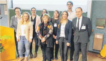  ?? FOTO: ?? Sechs Studenten von Professor Dr. Stefan Ruf (rechts) haben die Internetse­ite der Angelo-Stiftung überarbeit­et und aktualisie­rt. Darüber freut sich nicht nur Stiftungsg­ründerin Evi Clus (Mitte). Auch Rektorin Ingeborg Mühldorfer (links) äußert sich in...