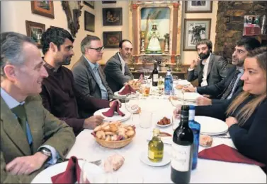  ??  ?? CASA JUAN. De izquierda a derecha: Andrés Rodríguez (ADESP), Nacho García (director de formación de la Federación), Carlos García (presidente), Jesús Mínguez, Juanma Leiva, Juan Gutiérrez y Carmen Colino.