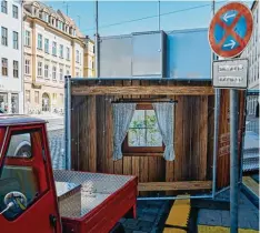  ?? Foto: Peter Fastl ?? In der Maximilian­straße gelten wegen der Sommernäch­te ab sofort Parkverbot­e. Die ersten Stände stehen bereits.