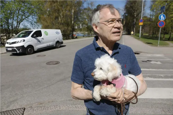  ??  ?? John Lundqvist är en gräsrotsak­tivist som jobbar i det tysta i Tölö, där han månar om såväl tama som vilda djur. Biltrafike­n längs Merikantov­ägen vållar honom mycket bekymmer.