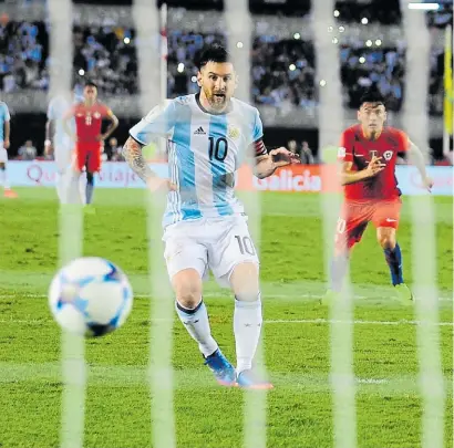  ?? GERMAN GARCIA ADRASTI ?? Messi no tuvo dudas. Lionel convierte de penal el gol del triunfo argentino.