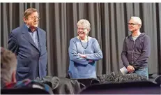  ?? FOTO: KERSTIN KRÄMER ?? Das Regisseur-Ehepaar Winfried und Barbara Junge mit Waldemar Spallek (rechts) im Gespräch mit dem Kino-Publikum.